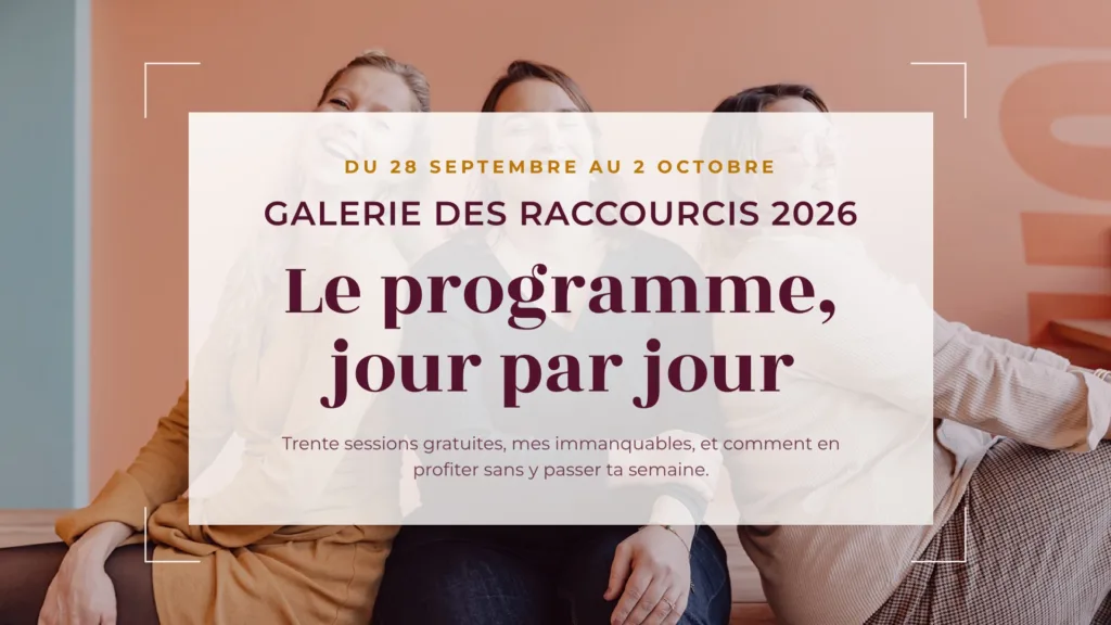 Galerie des Raccourcis 2026 : Obéline, Lou et Eugénie assises dos à dos contre un mur terracotta, en plein fou rire, Capture Communication à Caen